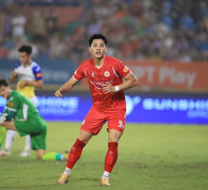 Đình Bắc ăn mừng bàn thứ ba