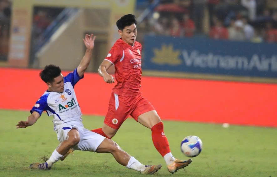 Đình Bắc ghi bàn thứ hai ở phút 34