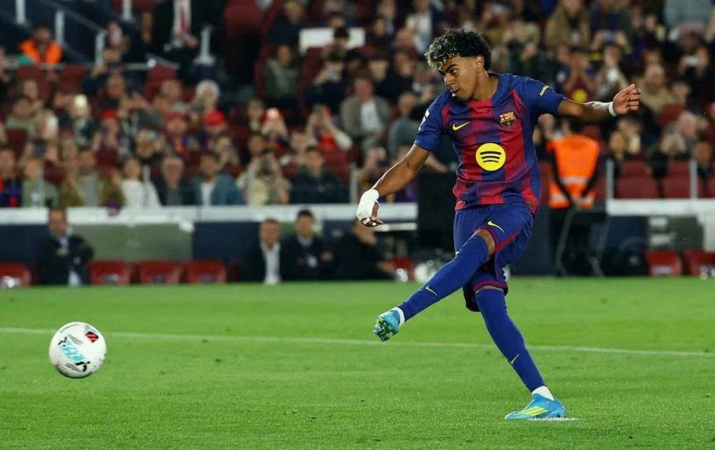 Lamine Yamal sút phạt đền ghi bàn